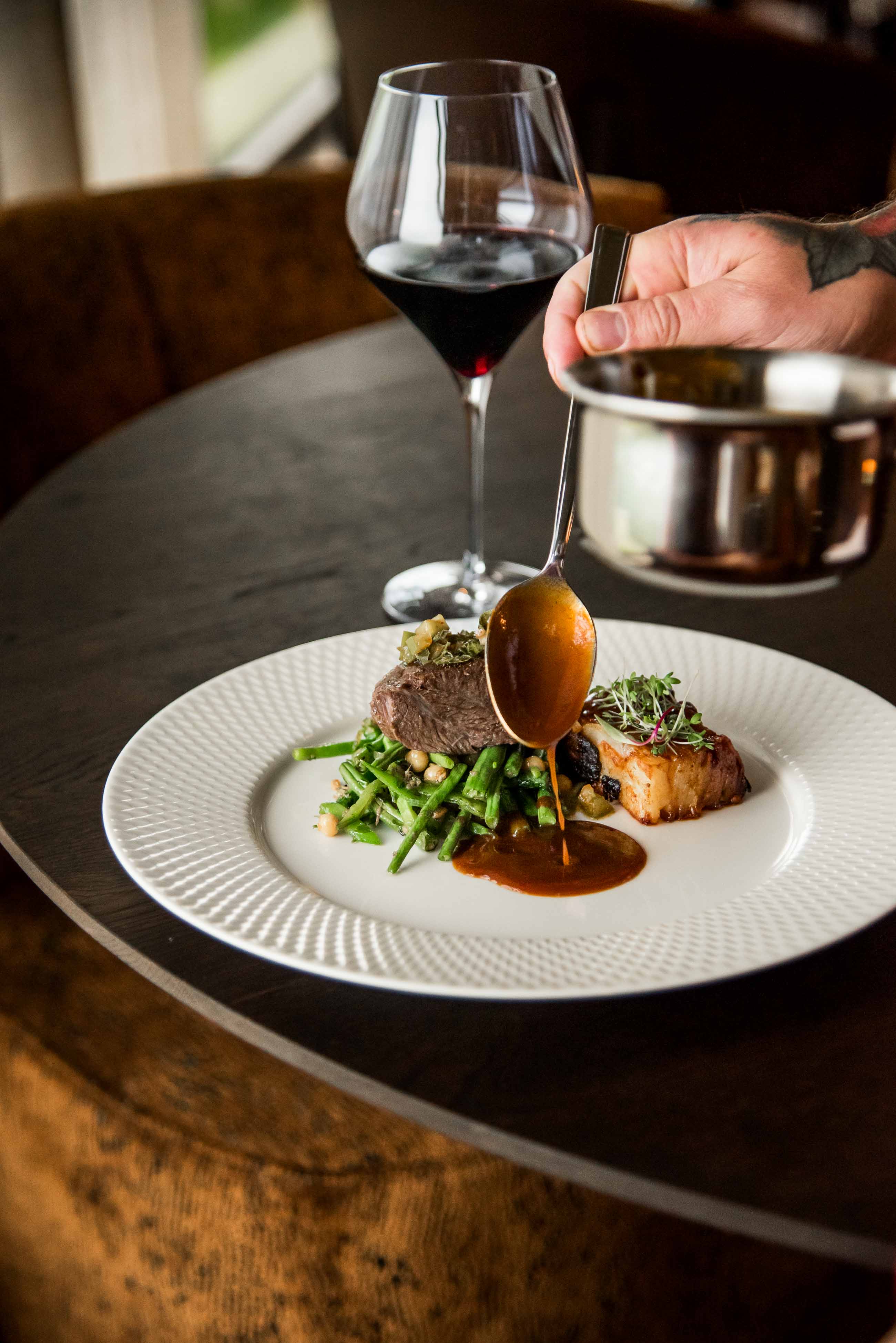 Oxkind varmrätt på Sandbergs restaurang