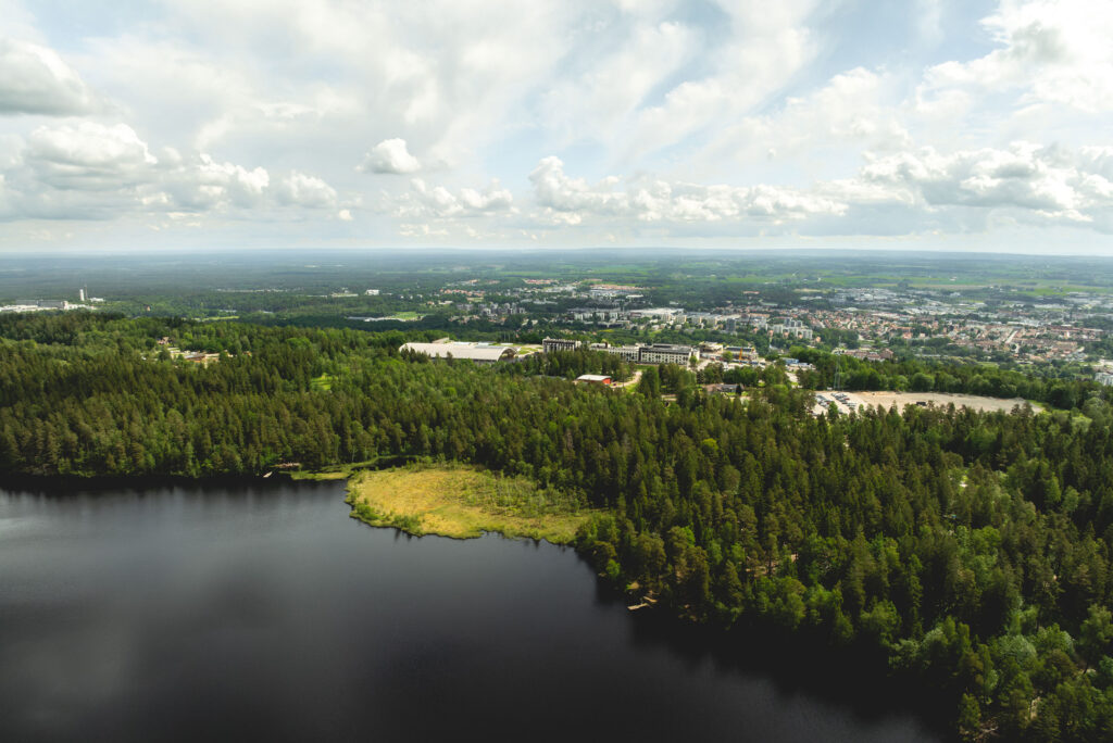 drönarfoto över berget billingen
