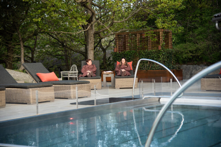 utepool med soldäck på arken hotel & art garden spa