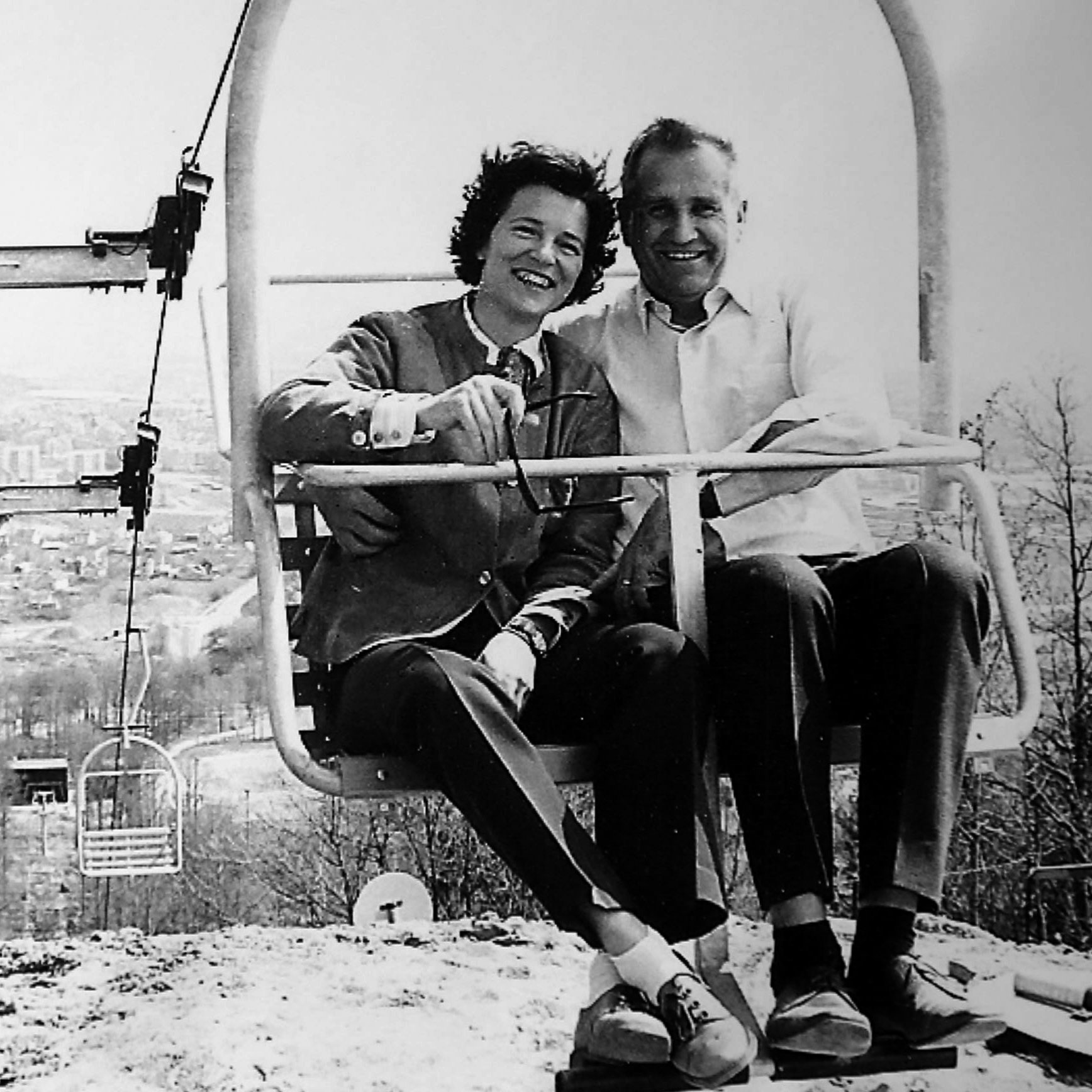 Arne och Maja Sandberg i en skidlift