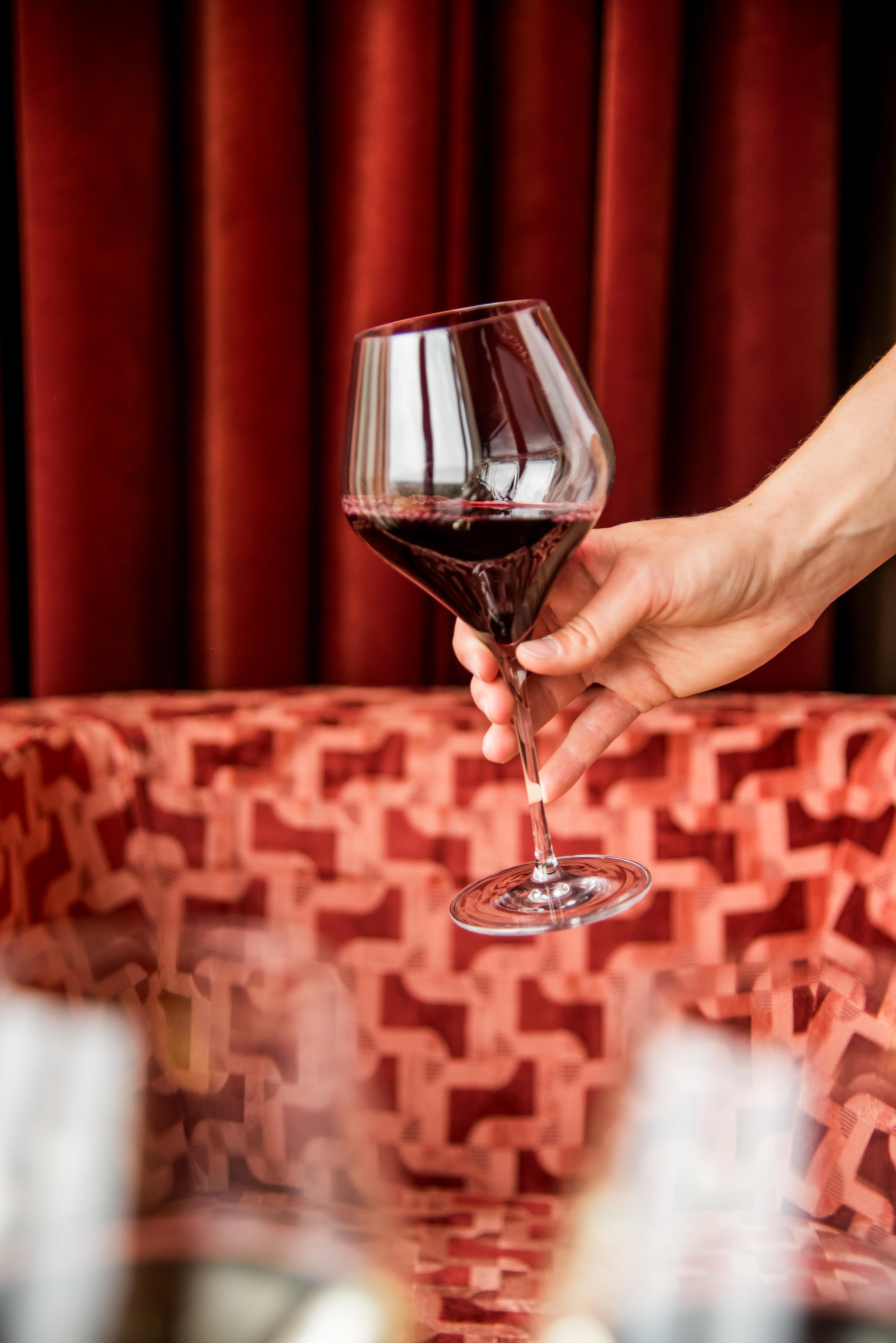 ett glas vin på bar arne billingehus